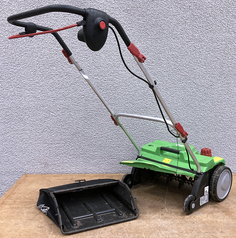 SCARIFICATEUR - AERATEUR DE PELOUSE ELECTRIQUE 1300 WATTS DE MARQUE FLORABEST MODELE FLV 1300 A. 230 VOLTS. 97 X 130 X 57 CM.