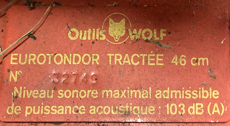 TONDEUSE A GAZON THERMIQUE TRACTEE DE MARQUE OUTILS WOLF MODELE EUROTONDOR TRACTEE 46 CM, MOTEUR 4 TEMPS A DEMARRAGE MANUEL. 94 X 140 X 50 CM.