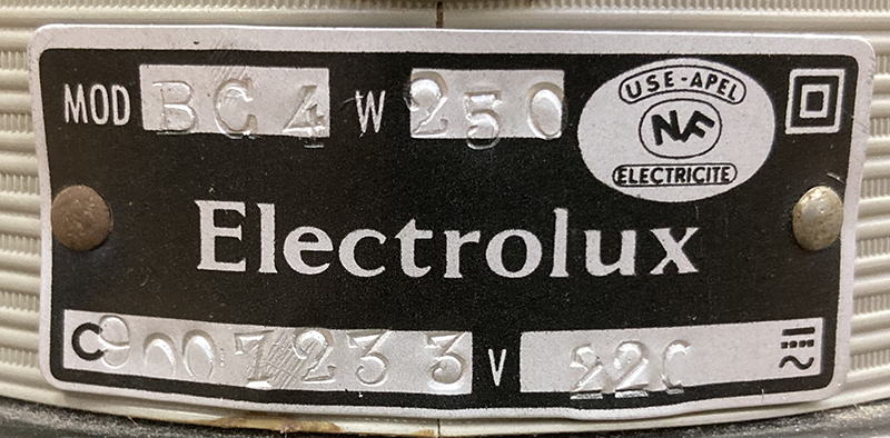 POLISSEUSE OU CIREUSE ELECTRIQUE 250 WATTS A 3 BOSSES DE MARQUE ELECTROLUX MODELE BC4. 230 VOLTS. 112 X 34 X 28 CM.