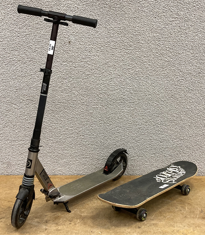 TROTTINETTE D'ENFANT PLIANTE DE MARQUE OXELO MODELE MID 9 ET 1 PLANCHE A ROULETTE OU SKATE DE MARQUE OXELO MODELE PLAY3 FROG.