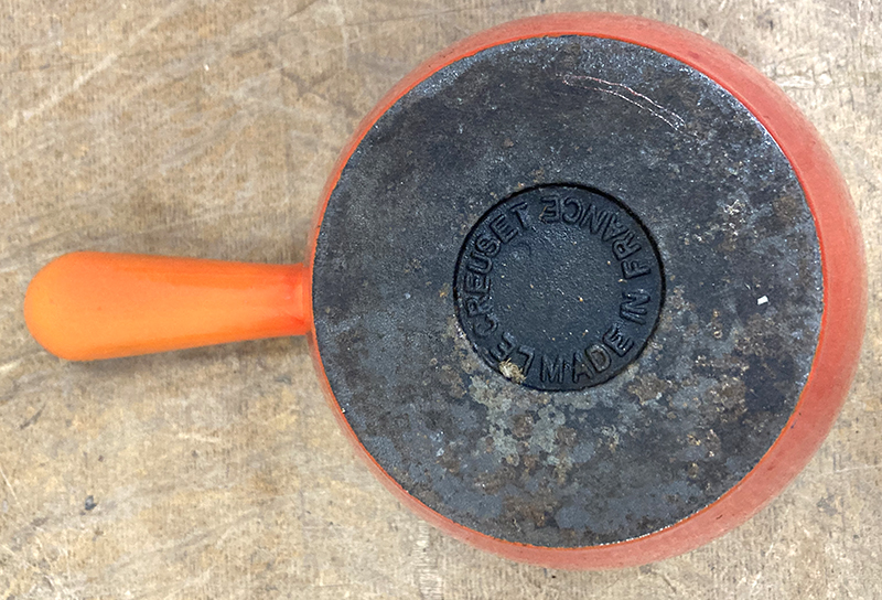 3 USTENSILES DE CUISINE EN FONTE EMAILLEE DE COULEUR ORANGE ET FLAME ET ORANGE DONT : 1 FAIT-TOUT ET COUVERCLE A MIJOTE DE MARQUE STAUB. 26 CM. 2 CASSEROLES ET COUVERCLES DE MARQUE LE CREUSET. 22 CM ET 17 CM (ECLAT SUR LE COUVERCLE).