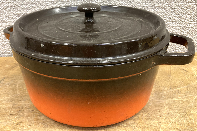 3 USTENSILES DE CUISINE EN FONTE EMAILLEE DE COULEUR ORANGE ET FLAME ET ORANGE DONT : 1 FAIT-TOUT ET COUVERCLE A MIJOTE DE MARQUE STAUB. 26 CM. 2 CASSEROLES ET COUVERCLES DE MARQUE LE CREUSET. 22 CM ET 17 CM (ECLAT SUR LE COUVERCLE).