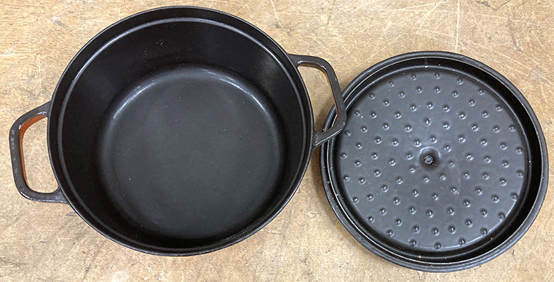 3 USTENSILES DE CUISINE EN FONTE EMAILLEE DE COULEUR ORANGE ET FLAME ET ORANGE DONT : 1 FAIT-TOUT ET COUVERCLE A MIJOTE DE MARQUE STAUB. 26 CM. 2 CASSEROLES ET COUVERCLES DE MARQUE LE CREUSET. 22 CM ET 17 CM (ECLAT SUR LE COUVERCLE).