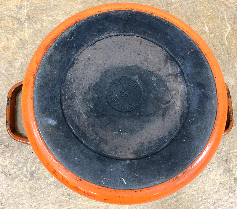 3 USTENSILES DE CUISINE EN FONTE EMAILLEE DE COULEUR ORANGE ET FLAME ET ORANGE DONT : 1 FAIT-TOUT ET COUVERCLE A MIJOTE DE MARQUE STAUB. 26 CM. 2 CASSEROLES ET COUVERCLES DE MARQUE LE CREUSET. 22 CM ET 17 CM (ECLAT SUR LE COUVERCLE).