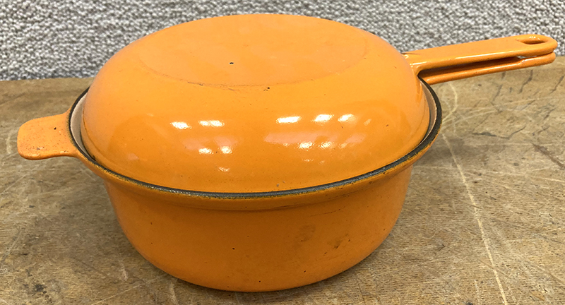 3 USTENSILES DE CUISINE EN FONTE EMAILLEE DE COULEUR ORANGE ET FLAME ET ORANGE DONT : 1 FAIT-TOUT ET COUVERCLE A MIJOTE DE MARQUE STAUB. 26 CM. 2 CASSEROLES ET COUVERCLES DE MARQUE LE CREUSET. 22 CM ET 17 CM (ECLAT SUR LE COUVERCLE).