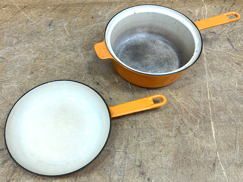 3 USTENSILES DE CUISINE EN FONTE EMAILLEE DE COULEUR ORANGE ET FLAME ET ORANGE DONT : 1 FAIT-TOUT ET COUVERCLE A MIJOTE DE MARQUE STAUB. 26 CM. 2 CASSEROLES ET COUVERCLES DE MARQUE LE CREUSET. 22 CM ET 17 CM (ECLAT SUR LE COUVERCLE).