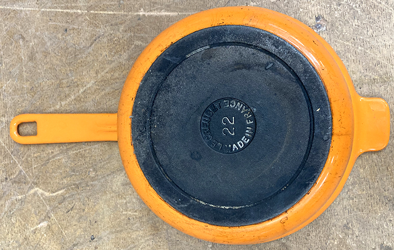 3 USTENSILES DE CUISINE EN FONTE EMAILLEE DE COULEUR ORANGE ET FLAME ET ORANGE DONT : 1 FAIT-TOUT ET COUVERCLE A MIJOTE DE MARQUE STAUB. 26 CM. 2 CASSEROLES ET COUVERCLES DE MARQUE LE CREUSET. 22 CM ET 17 CM (ECLAT SUR LE COUVERCLE).