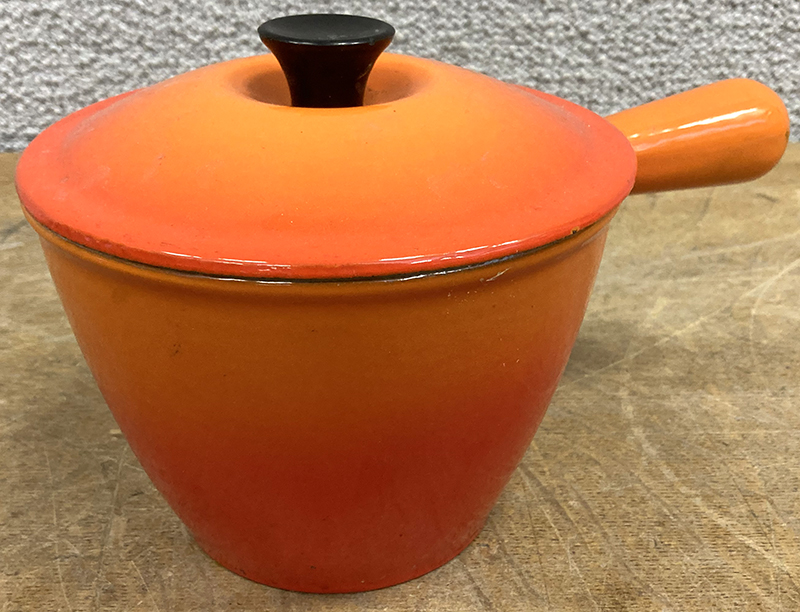 3 USTENSILES DE CUISINE EN FONTE EMAILLEE DE COULEUR ORANGE ET FLAME ET ORANGE DONT : 1 FAIT-TOUT ET COUVERCLE A MIJOTE DE MARQUE STAUB. 26 CM. 2 CASSEROLES ET COUVERCLES DE MARQUE LE CREUSET. 22 CM ET 17 CM (ECLAT SUR LE COUVERCLE).