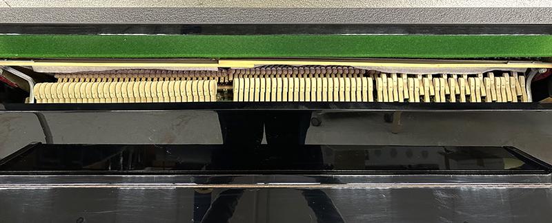 PIANO DROIT CADRE EN ACIER HABILLAGE EN BOIS LAQUE DE COULEUR NOIR DE MARQUE BENTLEY FABRIQUE EN ANGLETERRE CIRCA 1970. VENDU AVEC PROTEGE CLAVIER EN TISSUS. LOQUET DE VERROUILLAGE DE LA TRAPPE INFERIEURE HS. 98.5 X 139 X 54 CM.