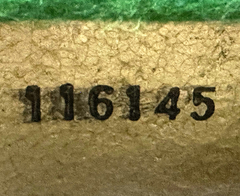 PIANO DROIT CADRE EN ACIER HABILLAGE EN BOIS LAQUE DE COULEUR NOIR DE MARQUE BENTLEY FABRIQUE EN ANGLETERRE CIRCA 1970. VENDU AVEC PROTEGE CLAVIER EN TISSUS. LOQUET DE VERROUILLAGE DE LA TRAPPE INFERIEURE HS. 98.5 X 139 X 54 CM.