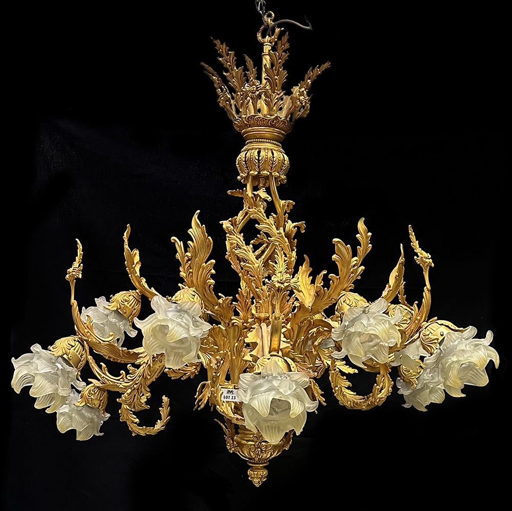 GRAND LUSTRE EN BRONZE DORE DE STYLE BELLE EPOQUE ROCOCO A 12 BRAS DE LUMIERES A DECORS DE FEUILLAGES ET 12 COUPELLES OU TULIPES EN OPALINE DE VERRE SABLE DE FORME FLORALE. VENDU AVEC SA CHAINE EN 2 MORCEAUX ACCOUPLABLE DE 146 CM ET 80 CM. 110 X 100 X 100 CM.