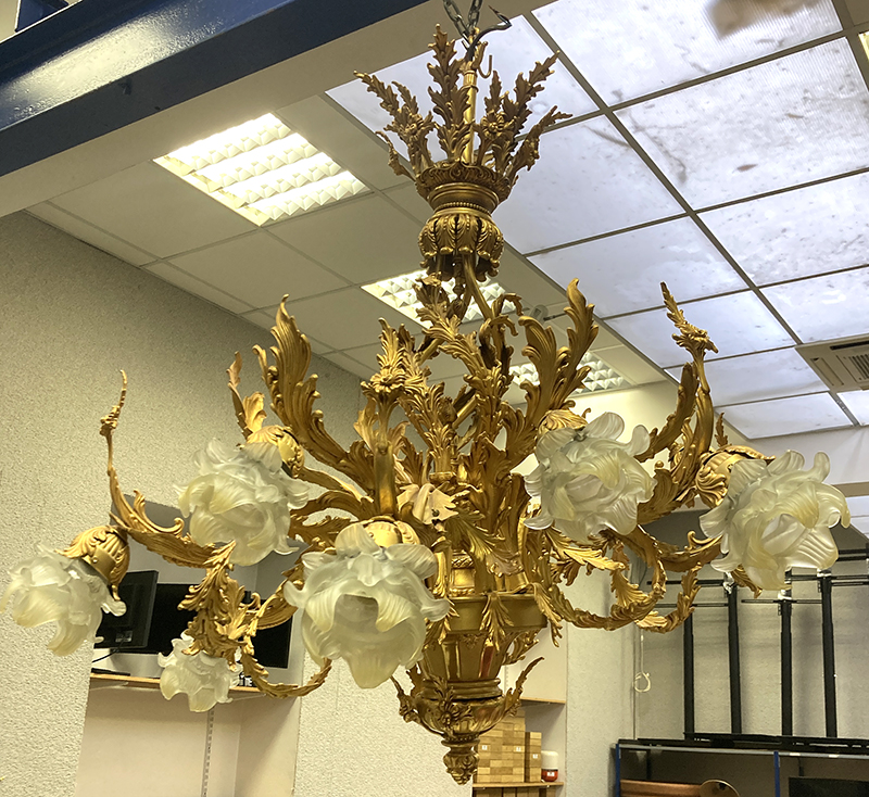 GRAND LUSTRE EN BRONZE DORE DE STYLE BELLE EPOQUE ROCOCO A 12 BRAS DE LUMIERES A DECORS DE FEUILLAGES ET 12 COUPELLES OU TULIPES EN OPALINE DE VERRE SABLE DE FORME FLORALE. VENDU AVEC SA CHAINE EN 2 MORCEAUX ACCOUPLABLE DE 146 CM ET 80 CM. 110 X 100 X 100 CM.