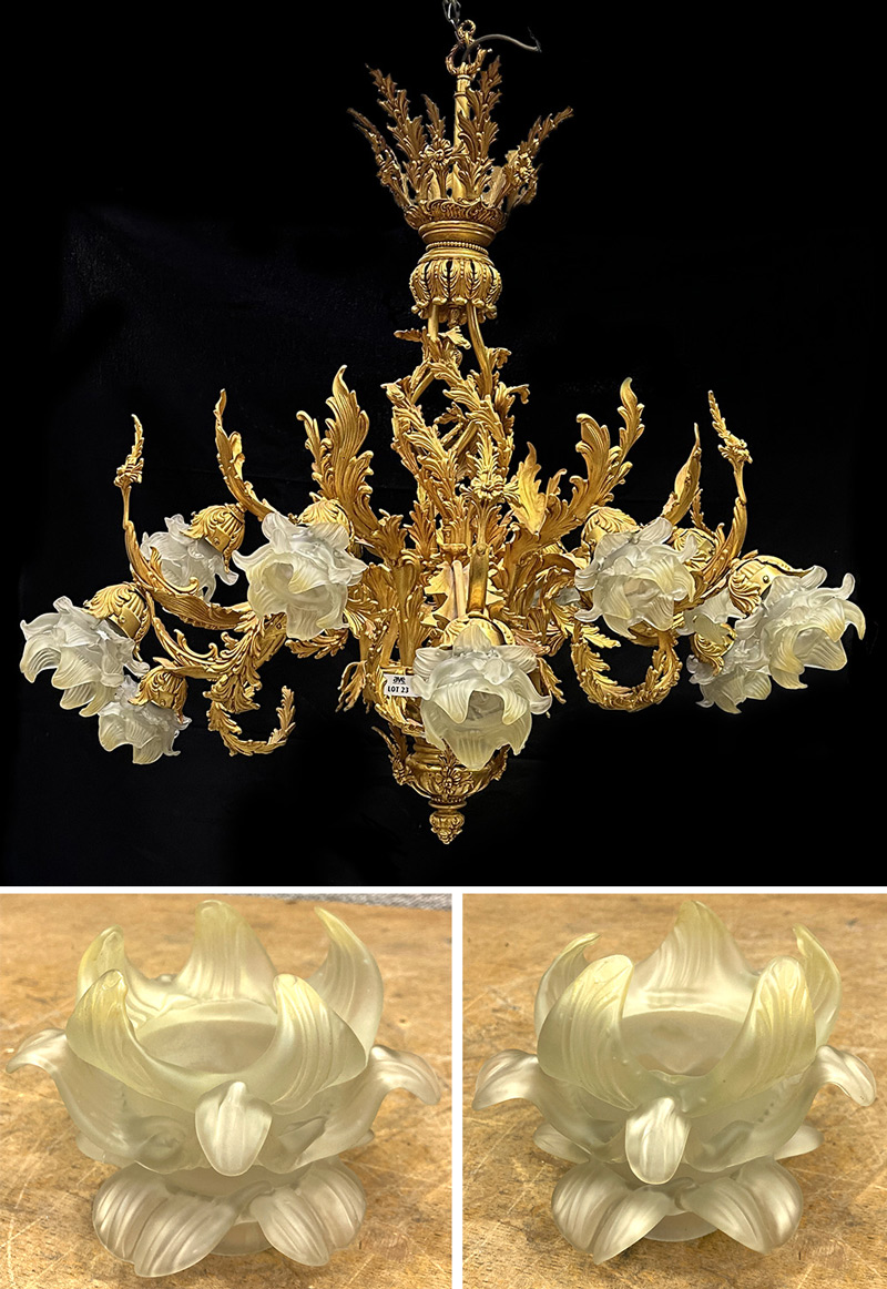 GRAND LUSTRE EN BRONZE DORE DE STYLE BELLE EPOQUE ROCOCO A 12 BRAS DE LUMIERES A DECORS DE FEUILLAGES ET 12 COUPELLES OU TULIPES EN OPALINE DE VERRE SABLE DE FORME FLORALE. VENDU AVEC SA CHAINE EN 2 MORCEAUX ACCOUPLABLE DE 146 CM ET 80 CM. 110 X 100 X 100 CM. LOT EXONERE DE TVA.