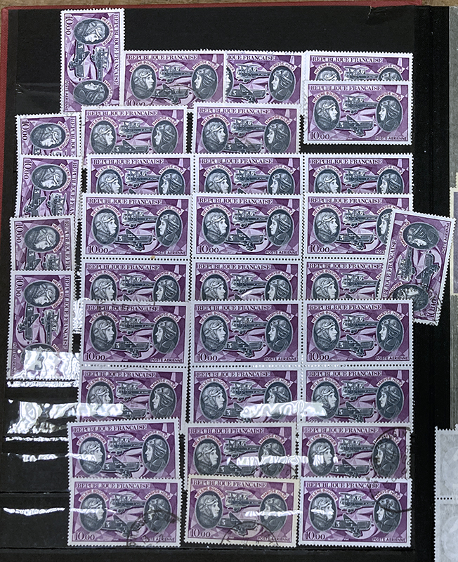 COLLECTION DE TIMBRES COMPRENANT : 1 ENVELOPPE PREMIER JOUR CHARLES LE BRUN ETUDE DE FEMME A GENOUX 28-4-1973 NUMEROTEE 05320, 2 ENVELOPPE PREMIER JOUR BICENTENAIRE DU GRAND ORIENT DE FRANCE 12-5-1973 NUMEROTEES 04857 ET 04877 ET 1 PLANCHE DE 20 TIMBRES BICENTENAIRE DU GRAND ORIENT DE FRANCE NON OBLITERES, 1 ENVELOPPE PREMIER JOUR CENTRE TELEPHONIQUE TUILERIES 15-5-1973 ET 1 ALBUM DE TIMBRES FRANCAIS THEMATIQUES SUR L'AERONAUTIQUE AVEC OU SANS OBLITERATION.