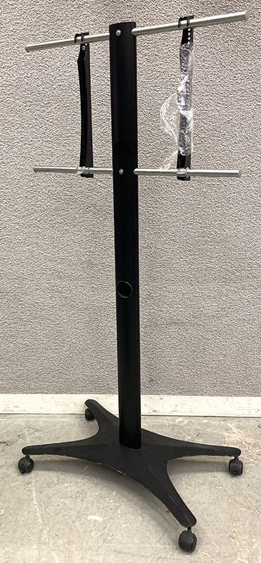 PIED D'ECRAN EN ACIER LAQUE NOIR ET CHROME AVEC COLONNE PASSE-CABLES REPOSANT SUR 1 SOCLE LESTE SUR ROULETTES. 172 X 85 X 50 CM. 5 UNITES. VENDU A L'UNITE AVEC FACULTE DE REUNION.