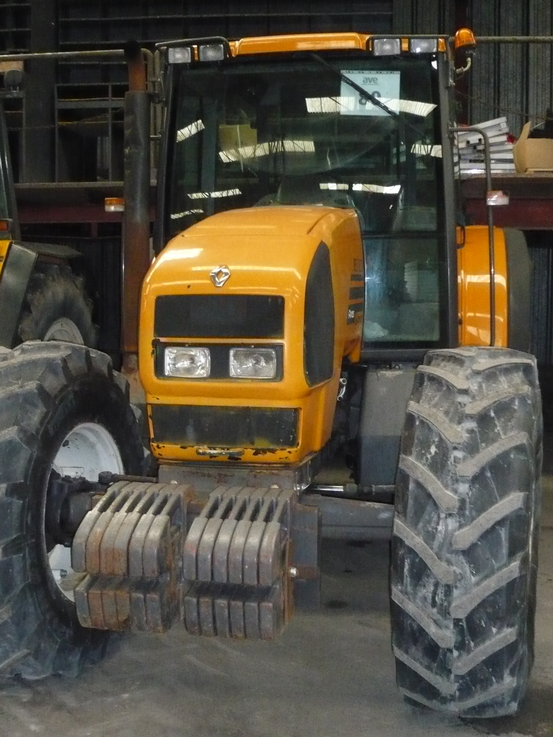 TRACTEUR AGRICOLE RENAULT ARES 640 4RM 4RM