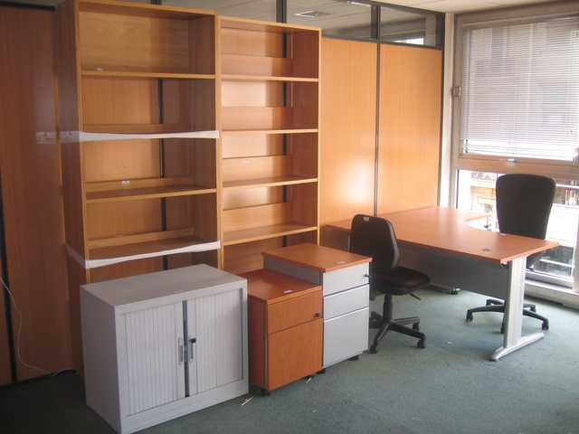 LOT COMPRENANT UN BUREAU D'ANGLE, DEUX CAISSONS 3 TIROIRS, UN AUTRE A 2 TIROIRS, DEUX CHAISES, UN MEUBLE BAS A 2 PORTES RIDEAUX ET 2 BIBLIOTHEQUES EN 90 CM DE LARG ET 220 CM DE HAUT.