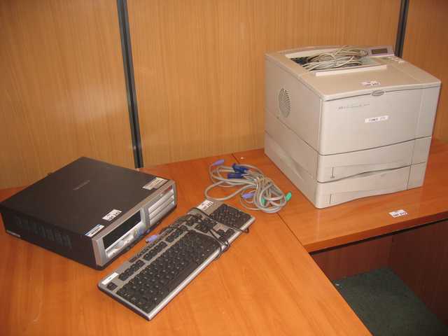 LOT COMPRENANT UNE UNITE CENTRALE COMPAQ P4, UN CLAVIER COMPAQ ET UNE IMPRIMANTE HP LASERJET 4000 TN.